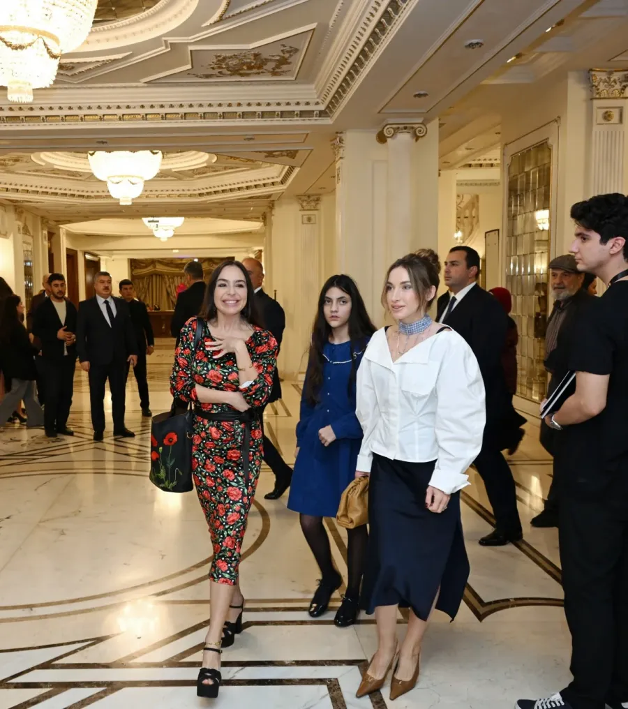 Bakıda möhtəşəm teatr gecəsi – Mehriban Əliyeva və ailə üzvləri tamaşada — 7