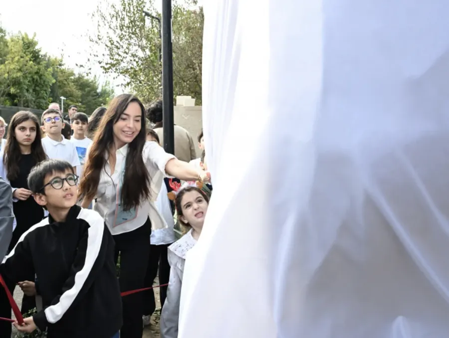 Leyla Əliyeva ADA Məktəbində keçirilən festivalda - RƏNGLİ ANLAR — 1