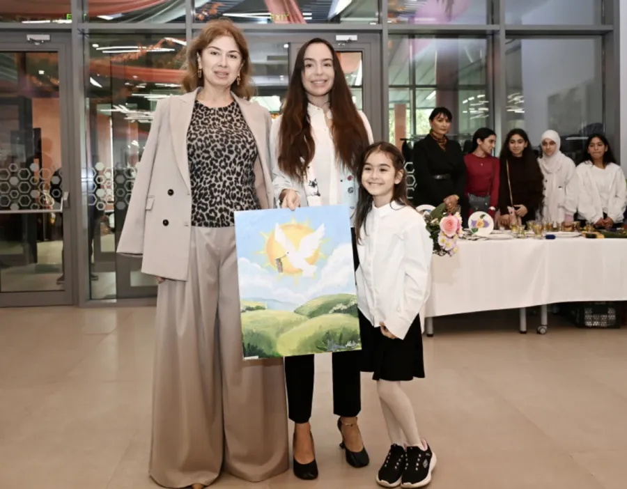 Leyla Əliyeva ADA Məktəbində keçirilən festivalda - RƏNGLİ ANLAR — 8
