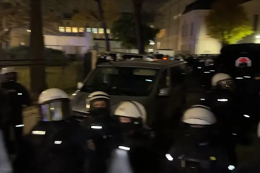 TƏCİLİ: Polşada nə baş verir? - Polislər məhkəməni blokadaya aldı - VİDEOLAR