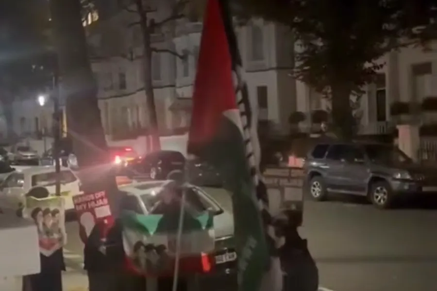 Azərbaycan səfirliyi önündə İran bayraqları: Londonda TƏXRİBAT - VİDEO