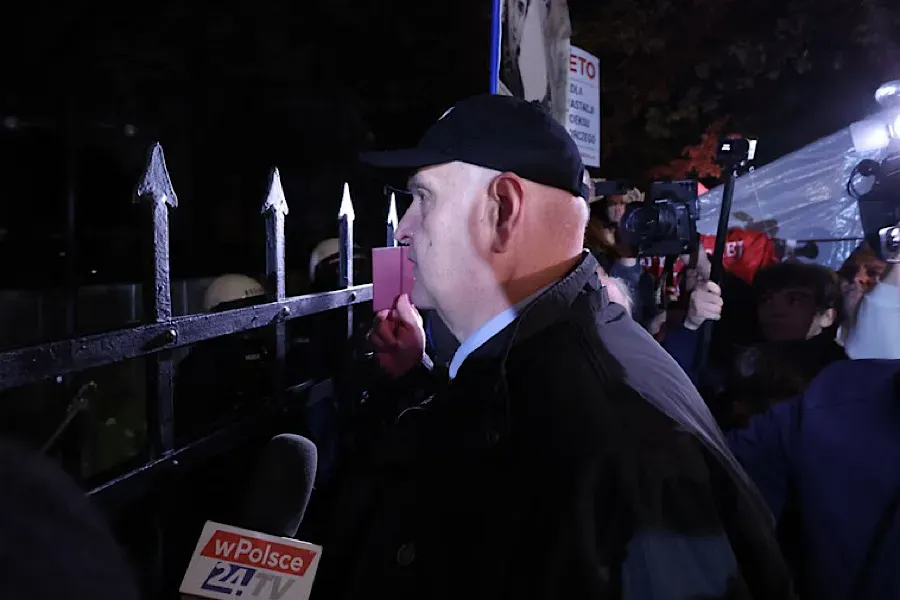 Gate to Poland’s Constitutional Tribunal cut open – VIDEO
