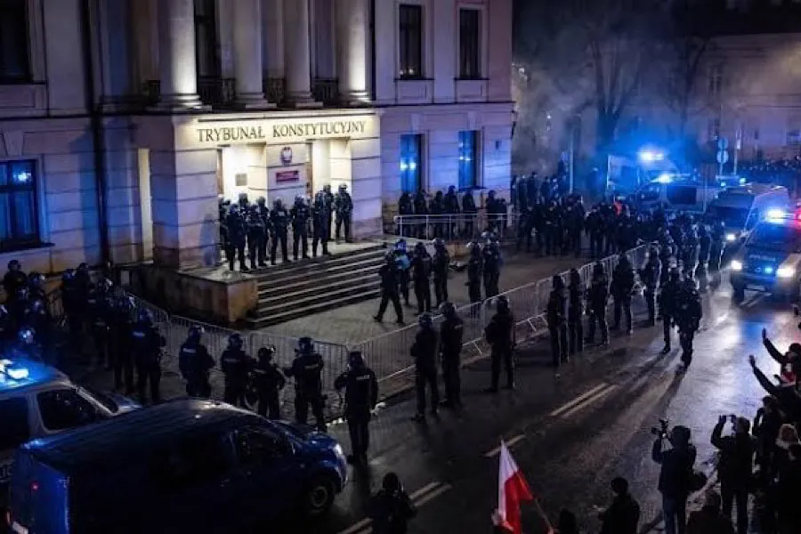Konstitusiya Tribunalının sözçüsü açıqladı: "Onlar zabitlərlə birlikdə girdilər"