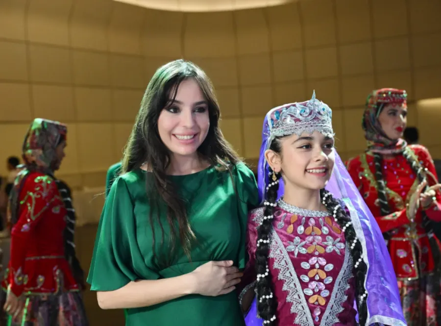 Dünya şöhrətli sənətçilər Bakıda bir araya gəldi - Heydər Əliyev Mərkəzində rəngarəng anlar — 13