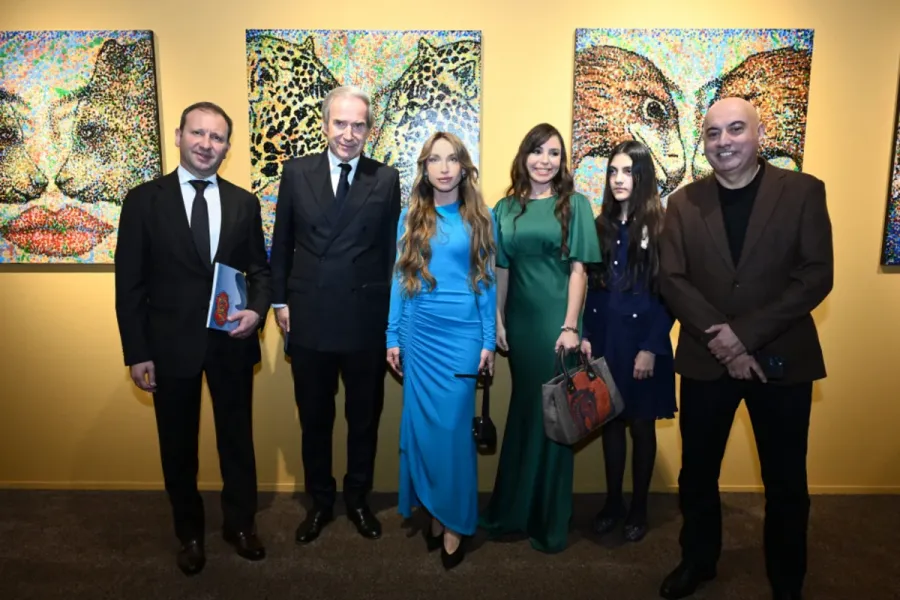 Dünya şöhrətli sənətçilər Bakıda bir araya gəldi - Heydər Əliyev Mərkəzində rəngarəng anlar — 15