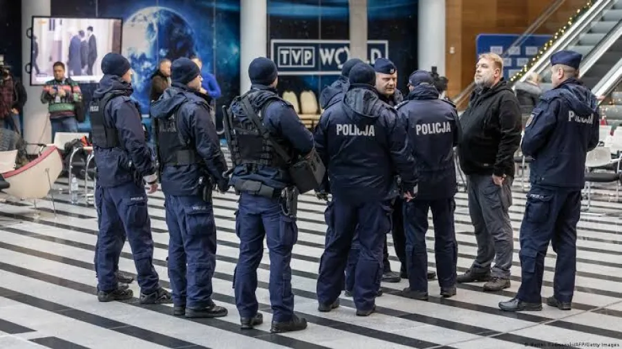 Varşavada polis səfərbər oldu - VİDEO 