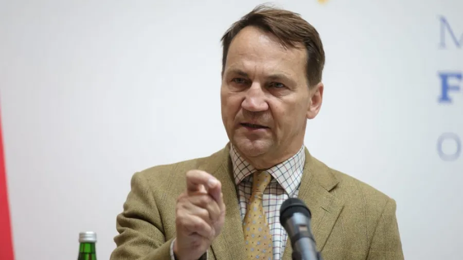 Sikorski: Polşanın prezident respublikasına çevrilməsinə razı olmayacağıq