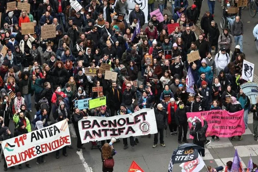 Во Франции на протесты вышли 320 тысяч человек